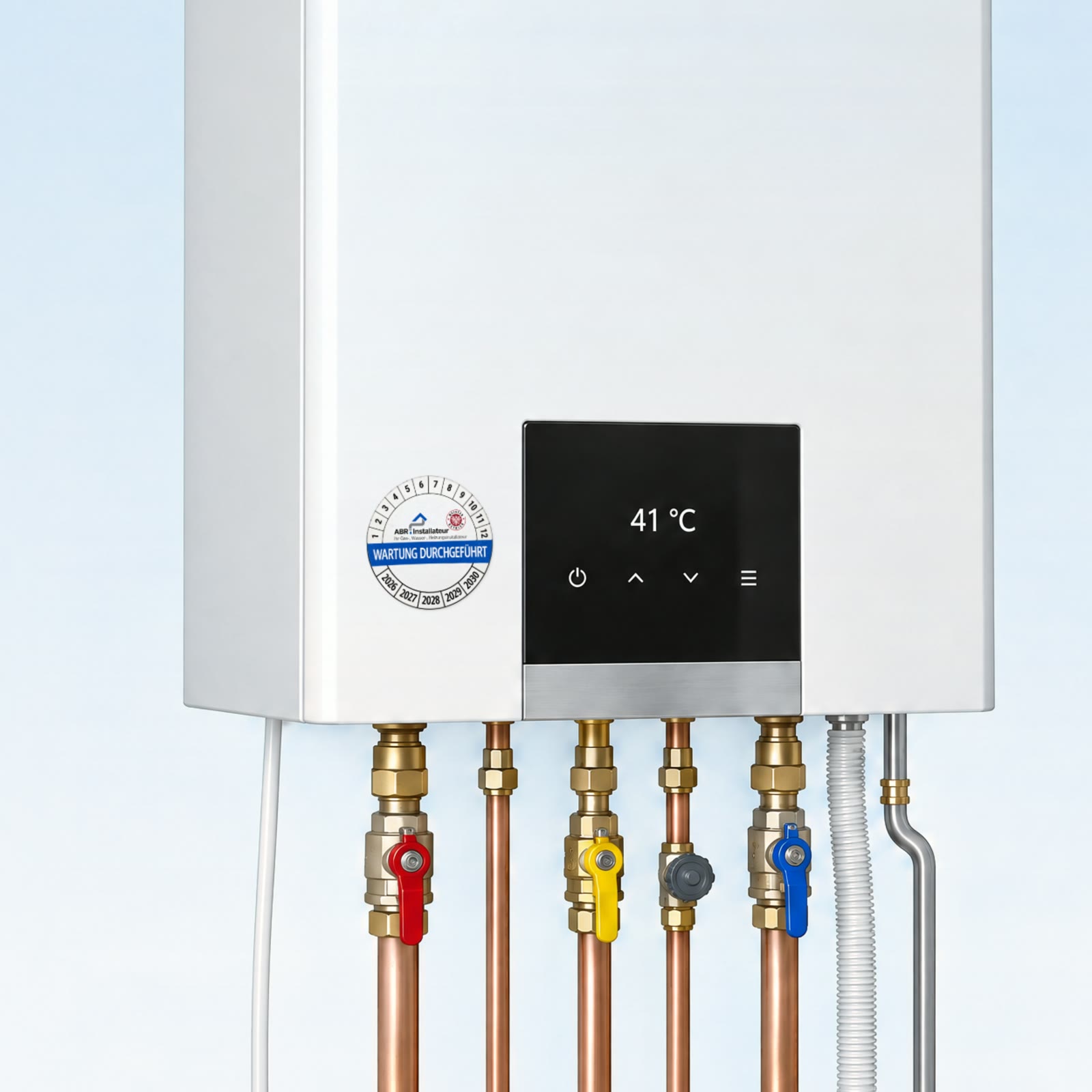 Gastherme an der Wand mit einem runden Pickerl neben dem Display, darunter die Anschlüsse mit Absperrhähnen